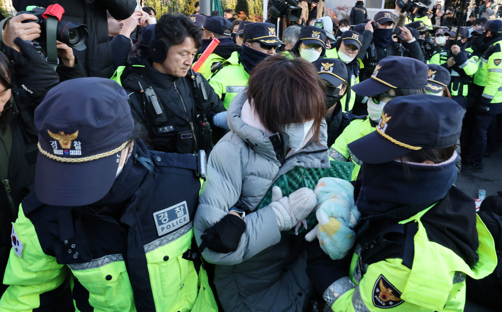  2일 서울 용산구 윤석열 대통령 관저 입구 앞에서 경찰 병력이 농성중이던 보수단체 회원 및 윤 대통령 지지자들을 강제해산 시키고 있다.   공수처는 '12·3 비상계엄 사태'로 내란 혐의를 받는 윤석열 대통령 체포영장을 유효기간인 6일 이내에 집행하겠다고 밝혔다. 사진=(서울=뉴스1) 박세연 기자