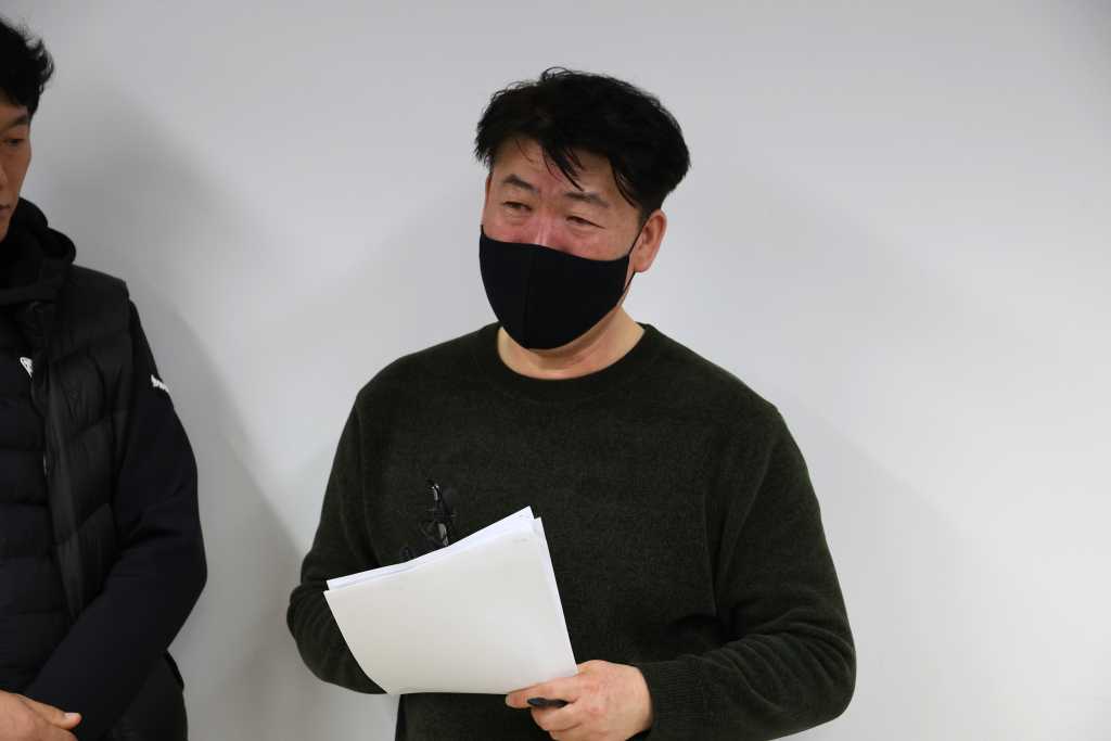 박한신 제주항공 참사 유가족협의회대표가 지난 2일 오후 전남 무안국제공항에마련된 '제주항공 여객기 참사 희생자 합동분향소'에서 기자회견을 하고 있다. /사진=뉴시스