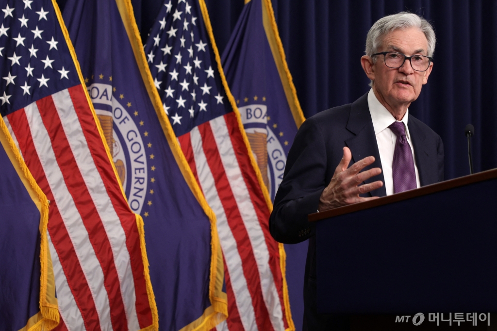 (워싱턴 AFP=뉴스1) 우동명 기자 = 제롬 파월 미국 연방준비제도(Fed·연준) 의장이 18일(현지시간) 워싱턴 연준에서 기준금리를 0.25%포인트 인하한 FOMC 회의를 마친 뒤 가진 기자회견을 갖고 “연준은 비트코인 보유가 허용되지 않는다. 연준법 개정은 의회가 결정할 사안이지만 우리는 법 개정을 추진하고 있지 않다”고 밝히고 있다, 2024.12.19  ⓒ AFP=뉴스1  Copyright © 뉴스1. All rights reserved. 무단 전재 및 재배포,  AI학습 이용 금지. /사진=(워싱턴 AFP=뉴스1) 우동명 기자
