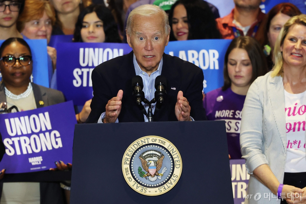 (피츠버그 AFP=뉴스1) 우동명 기자 = 조 바이든 미국 대통령이 2일 (현지시간) 펜실베이니아주 피츠버그에서 열린 민주당 대선 후보 카멀라 해리스 부통령과 합동 유세서 “US스틸은 미국 회사로 남아있어야 한다”고 밝히고 있다. 2024.09.03  ⓒ AFP=뉴스1  Copyright © 뉴스1. All rights reserved. 무단 전재 및 재배포,  AI학습 이용 금지. /사진=(피츠버그 AFP=뉴스1) 우동명 기자