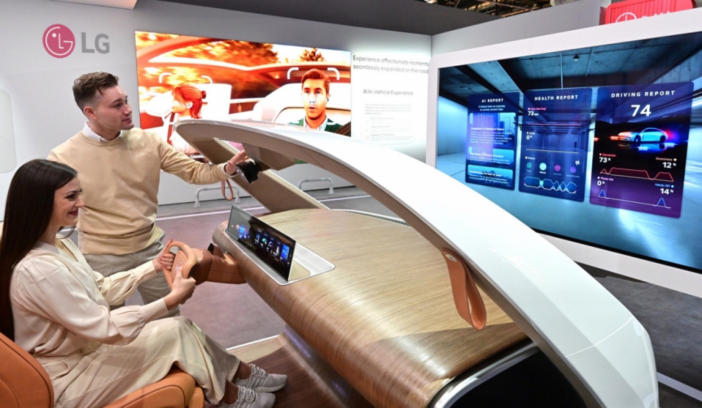 LG전자가 미국 라스베이거스에서 현지시간 7일 개막하는 CES 2025에 참가한다. 관람객이 AI로 외국어 교통 표지판을 실시간으로 번역해주고, 운전자의 시선과 표정을 분석해 졸음, 실시간 심박수, 안전벨트 착용 여부 등 안전 정보를 알려주는 '인캐빈 센싱(In-cabin sensing, 운전자 및 차량 내부 공간 감지)' 솔루션을 경험하고 있다. /사진제공=LG전자