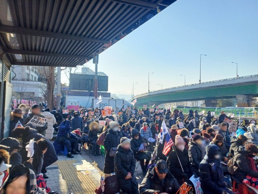 4일 오전 9시쯤 서울 용산구 한남동 근처에 맞불 집회로 보수단체가 윤석열 대통령 체포 반대 집회를 열고 있다./ 사진=오석진 기자 