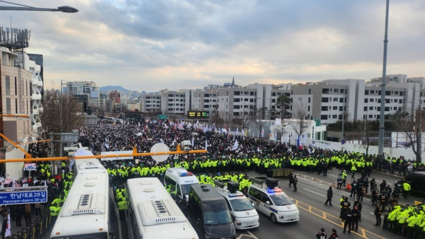  오후 4시30분쯤 서울 용산구 한남동 일대 도로 모든 차선에 집회 참가자들이 서있다. /사진=송정현 기자