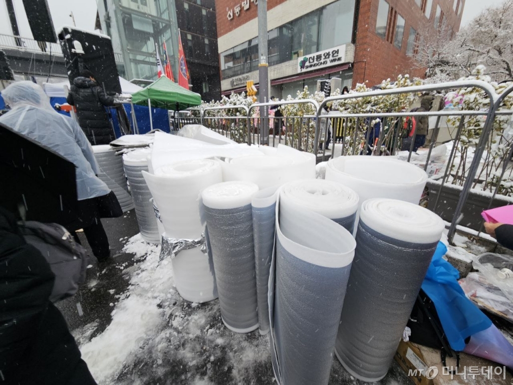 윤 대통령 탄핵을 반대하기 위해 모인 시민들이 밤새 사용한 단열 비닐./사진=정세진 기자