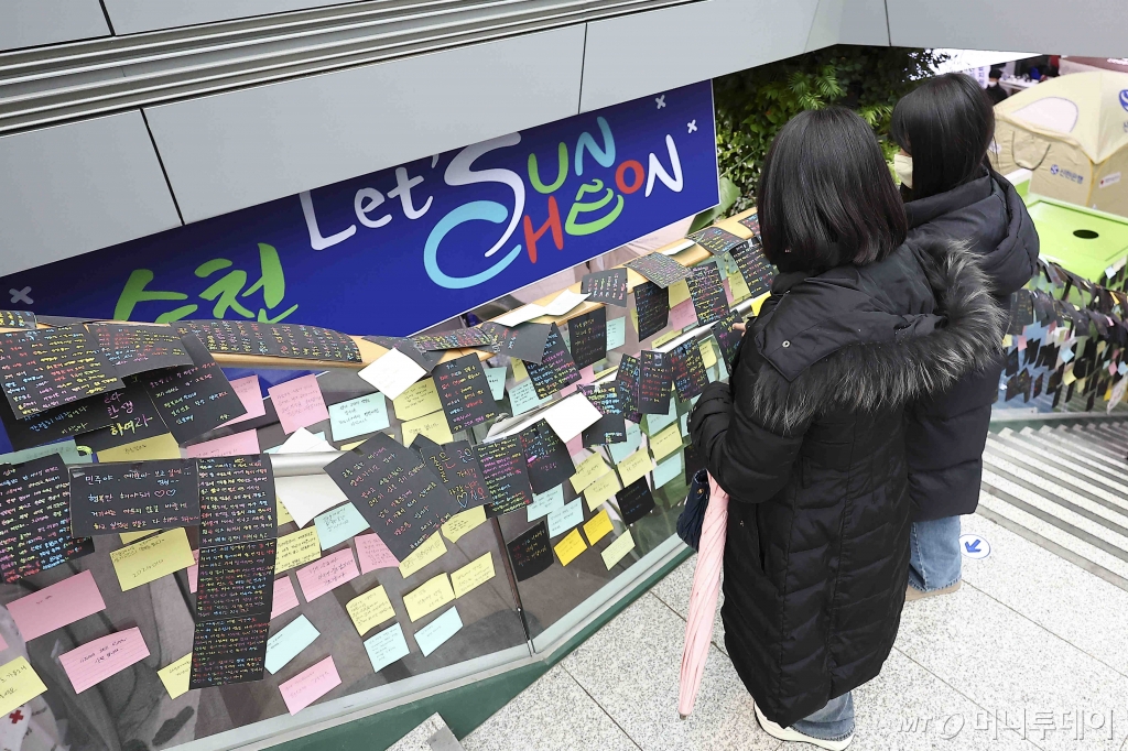 제주항공 여객기 참사 8일째인 지난 5일 전남 무안군 무안국제공항 계단에 피해자와 유가족을 향한 추모 메시지가 놓여 있다. /사진=뉴시스