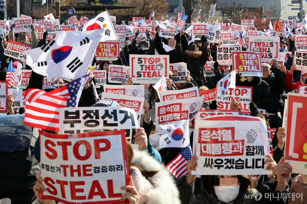 지난 4일 오전 서울 용산구 대통령 관저 인근에서 보수단체 회원들이 윤석열 대통령 지지·응원 집회를 하고 있다. / 사진=뉴스1
