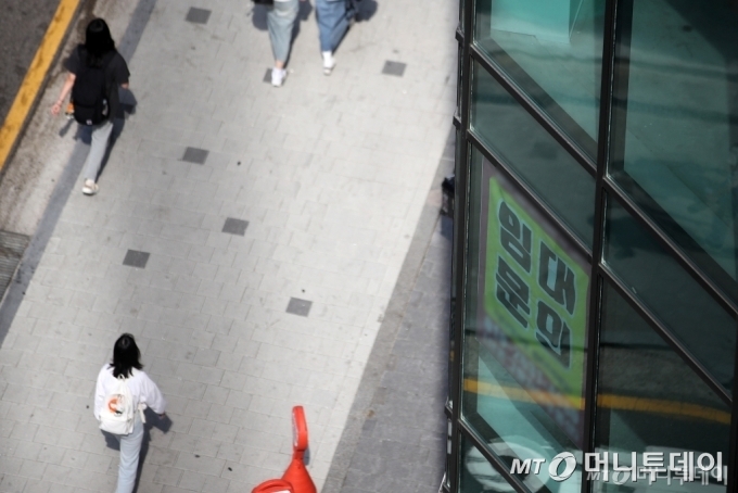 22일 서울 시내의 한 대학가에 상점들에 임대 안내문에 게시돼 있다. /사진=뉴스1