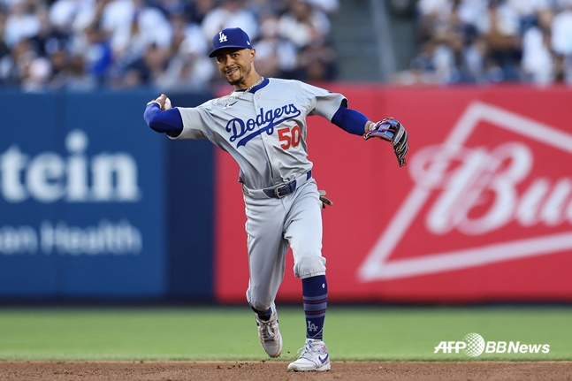 무키 베츠가 내야 수비를 소화하고 있다. /AFPBBNews=뉴스1