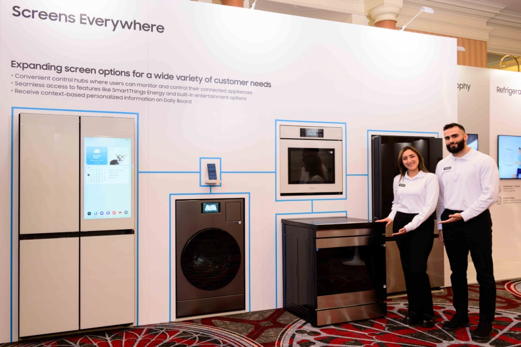 삼성전자 모델들이 다양한 크기의 터치스크린이 탑재된 가전제품을 소개하고 있다./사진=삼성전자 