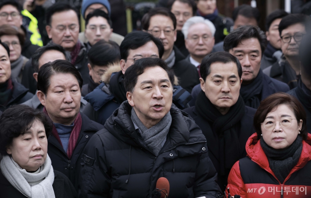 (서울=뉴스1) 박세연 기자 = 김기현 국민의힘 의원을 비롯한 소속 의원들이 6일 서울 용산구 대통령 관저 앞에 모인 취재진에게 입장을 밝히고 있다. (공동취재) 2025.1.6/뉴스1  Copyright © 뉴스1. All rights reserved. 무단 전재 및 재배포,  AI학습 이용 금지. /사진=(서울=뉴스1) 박세연 기자