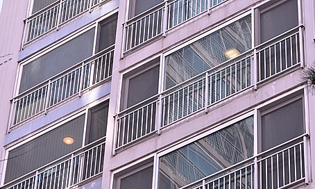 2015년 1월 13일 서울 서초동 한 아파트에서 강씨가 현장 검증을 한 가운데 사건 현장에 불이 켜져 있다./사진=뉴시스