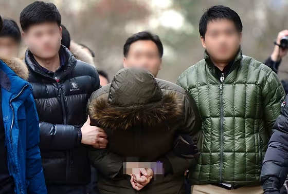 강씨가 2015년 1월 13일 서울 서초동 자택으로 현장검증을 위해 이동하는 모습./사진=뉴스1