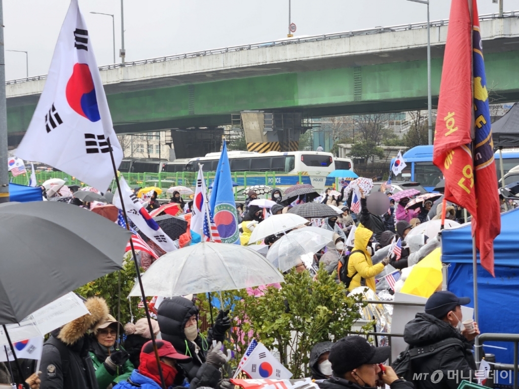 6일 오전 서울 한남동 윤석열 대통령 관저 근처에서 지지자들이 윤 대통령이 나오는 영상을 함께 시청하고 있다. /사진=정세진 기자 