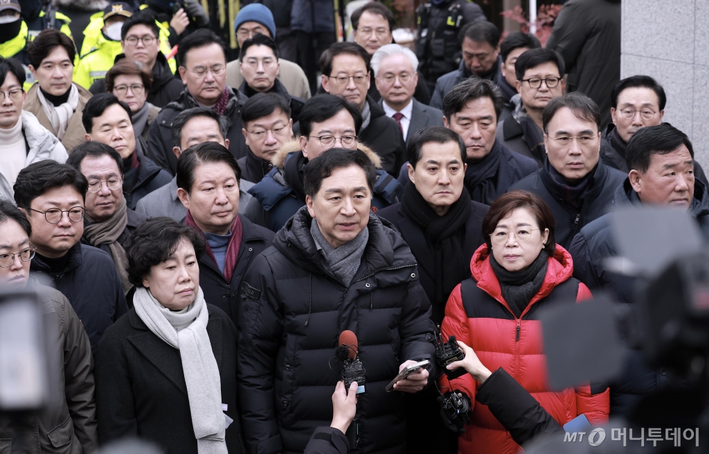김기현 국민의힘 의원을 비롯한 소속 의원들이 6일 서울 용산구 대통령 관저 앞에 모인 취재진에게 입장을 밝히고 있다. 2024.01.06. /사진=뉴시스 /사진=정병혁