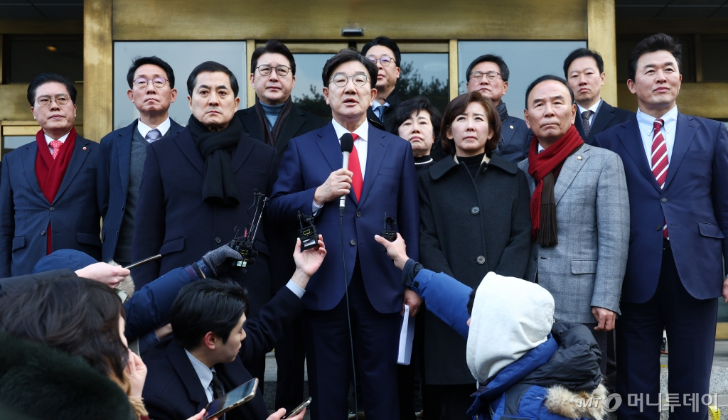 국회 탄핵소추단이 윤석열 대통령 탄핵소추 사유에서 '내란죄'를 제외한 것과 관련해 권성동 국민의힘 원내대표가 6일 서울 종로구 헌법재판소를 항의 방문한 뒤 취재진 앞에서 관련 내용에 대해 발언하고 있다. 2025.01.06. /사진=뉴시스 /사진=전신