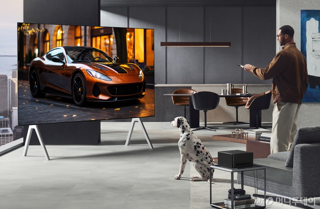 (서울=뉴스1) = LG전자가 미국 라스베이거스에서 열리는 세계 최대 가전·IT 전시회 'CES 2025'에서 2025년형 LG 올레드 에보를 공개한다고 6일 밝혔다.  2025년형 LG 올레드 에보는 디스플레이 알고리즘과 유기 화합물 적층 구조를 바꾼 새로운 밝기 향상 기술을 적용해 최대 밝기가 일반 올레드 TV(B5 모델) 대비 3배에 이른다. 더 밝아진 화면은 올레드의 장점인 명암비를 더욱 극대화해 화면 효과가 풍부한 영상을 생동감 넘치게 표현한다. (LG전자 제공) 2025.1.6/뉴스1  Copyright © 뉴스1. All rights reserved. 무단 전재 및 재배포,  AI학습 이용 금지. /사진=(서울=뉴스1)