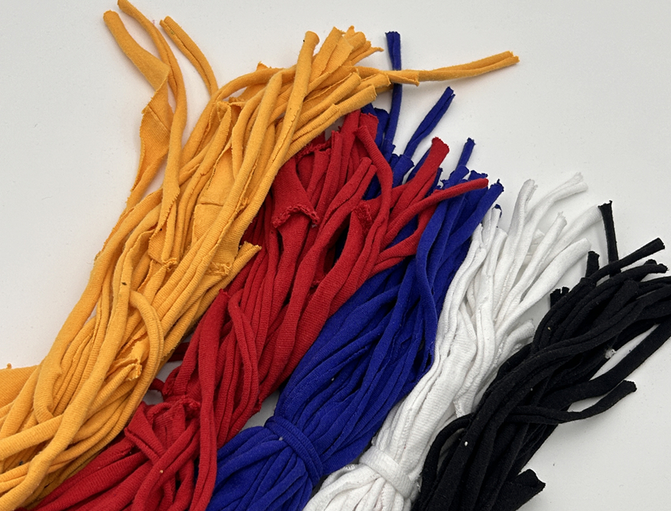 폐티셔츠를 활용해 새활용 실로 만든 모습./사진제공= 어뉴웨이브