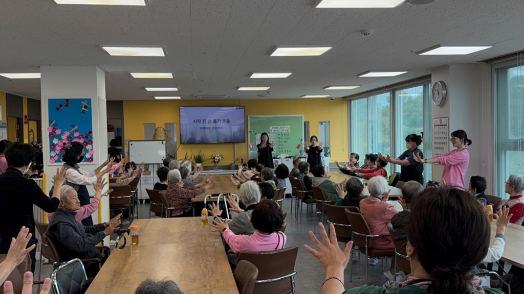 어뉴웨이브가 복지관에서 어르신들을 대상으로 팔찌만들기 체험 등 롼경 교육프로그램을 진행하는 모습./사진제공=어뉴웨이브