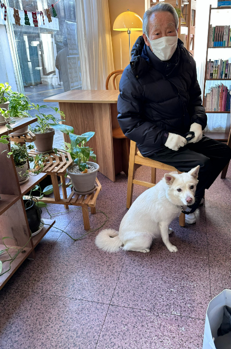 할아버지는 삶에 더는 여한이 없으나, 남겨질 행운이가 잘 살 수 있을지 매일 염려한다고 했다. 그 마음이 무척 커다랐다. 행운이를 맡아주는 이에게, 모든 걸 남기고 가고 싶다던 마음을 내비칠만큼./사진=남형도 기자