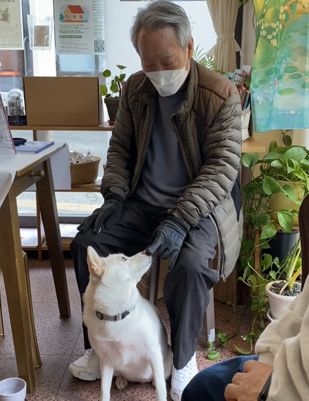 행운이를 쉬이 보내지도, 그렇다고 보내지 않을 수도 없는 할아버지의 마음. 건강 관리 잘해야겠다는 다짐만으론 쉽지 않단 걸 알기에, 그는 행운이가 없는 세상으로 넘어갈 준비를 하고 있었다./사진=남형도 기자