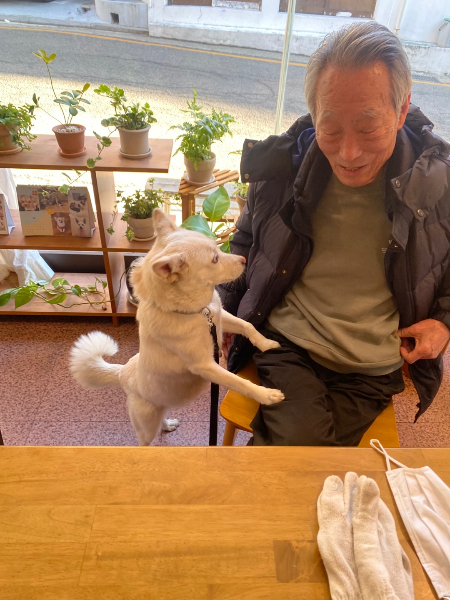 "단 것, 기름기 있는 음식을 좋아했는데 그런 거 먹으면 나쁘다고 하더라고요. 그래서 좋다는 것만 골라서 먹고 있어요. 우리 행운이하고 더 오래 잘 살아보려고요." 할아버지의 마음이 이랬다./사진=남형도 기자