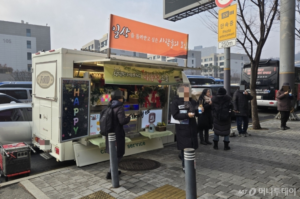 6일 오후 서울 한남동 한남대로 근처에서 '일상을 돌려받고 싶은 사람들의 모임'이 선결제한 어묵을 제공하는 모습. 일상을 돌려받고 싶은 사람들의 모임 측은 이날 어묵 500인분을 선결제해 진보단체 집회 참여자들에게 제공했다. /사진=이찬종 기자 