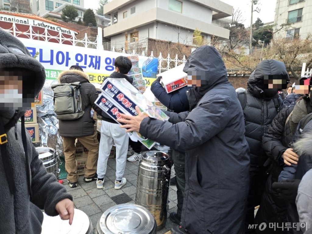 6일 오후 서울 한남동 대통령관저 근처에서 윤석열 대통령 지지자들이 후원 받은 컵라면을 옮기고 있다. /사진=이찬종 기자 