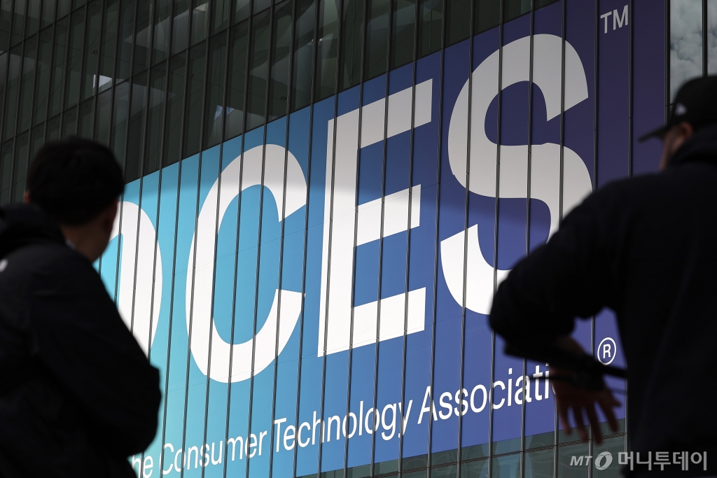 세계 최대 IT(정보기술)·가전 전시회 'CES 2025' 개막을 이틀 앞둔 5일(현지시간) 미국 네바다주 라스베이거스 컨벤션센터(LVCC)에 홍보 문구가 부착되어 있다. '다이브 인'(Dive in)을 주제로 오는 7일부터 10일까지는 열리는 이번 전시회에는 전 세계 160개국에서 4,500여 개 기업이 참여해 전 세계 최신 기술 산업의 트렌드를 제시한다. /사진=뉴스1
