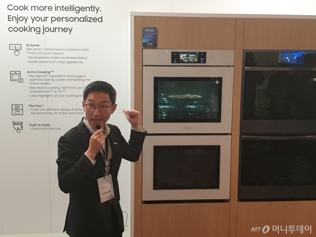 'CES 2025' 개막을 이틀 앞둔 5일(현지시간) 이정주 삼성전자 DA사업부 상무가 미국 라스베이거스 시저스 팰리스 호텔에서 가전제품을 소개하고 있다./사진=유선일 기자