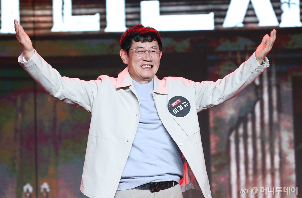 (서울=뉴스1) 권현진 기자 = 방송인 이경규가 14일 서울 중구 브이스페이스에서 열린 넷플릭스 예능 '코미디 리벤지' 제작발표회에서 포즈를 취하고 있다. '코미디 리벤지'는 지난해 '코미디 로얄'에서 승리한 이경규 팀이 우승 혜택이었던 넷플릭스 단독쇼 대신 새롭게 판을 벌인 코미디 컴피티션이다. 2024.10.14/뉴스1 Copyright © 뉴스1. All rights reserved. 무단 전재 및 재배포, AI학습 이용 금지. /사진=(서울=뉴스1) 권현진 기자