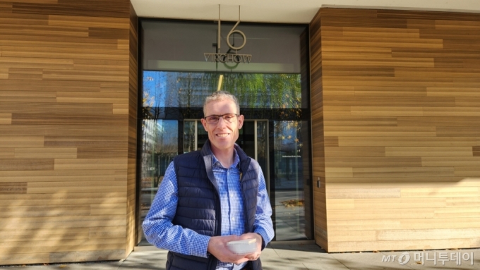 다니엘 배슈린 노바티스 고속처리생물학 부문 전무가 R&D센터 건물 앞에서 설명하고 있다./사진= 박미주 기자