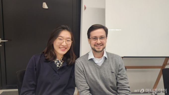 오른쪽부터 알렉산드로 마제티 바젤대 혁신소 부대표와 김혜인 바젤대 혁신소 매니저/사진= 박미주 기자