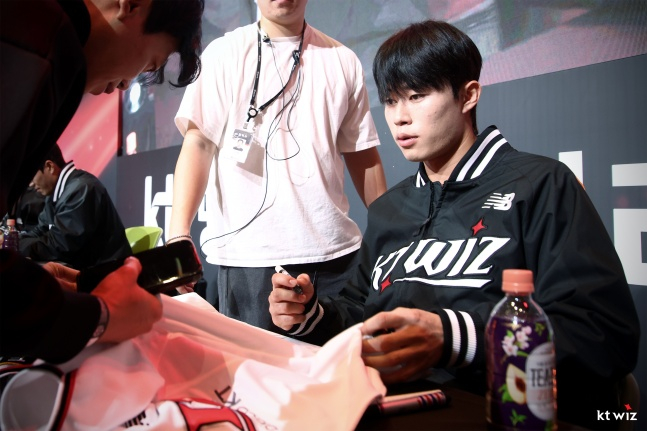 KT 원상현(오른쪽)이 23일 수원컨벤션센터에서 열린 KT 팬 페스티벌에 참석해 팬들에게 사인을 해주고 있다. /사진=KT 위즈 제공