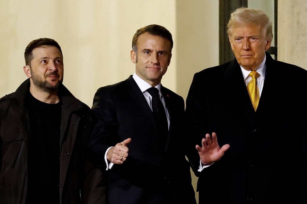 도널드 트럼프 미국 대통령 당선인(오른쪽)이 2024년 12월7일(현지시간) 노트르담 대성당 재개관 기념식 참석차 프랑스를 방문해 파리 엘리제 궁에서 에마뉘엘 마크롱 대통령(가운데), 볼로디미르 젤렌스키 우크라이나 대통령과 회담을 마친 뒤 떠나고 있다. /로이터=뉴스1