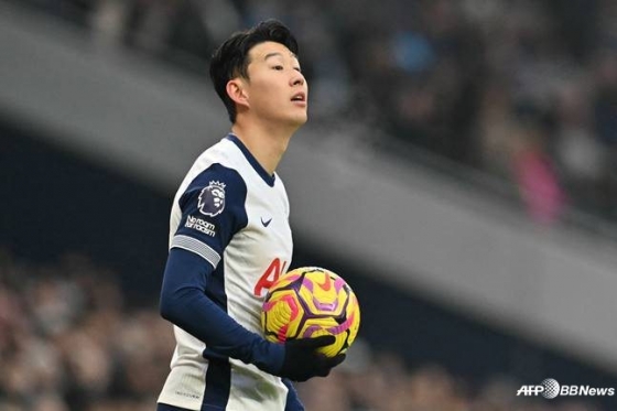 손흥민이  30일(한국시간) 영국 런던의 토트넘 홋스퍼 스타디움에서 열린 2024~2025시즌 잉글랜드 프리미어리그(EPL) 19라운드 전반 도중 페널티킥을 차기 위해 공을 들고 걸어가고 있다. /AFPBBNews=뉴스1