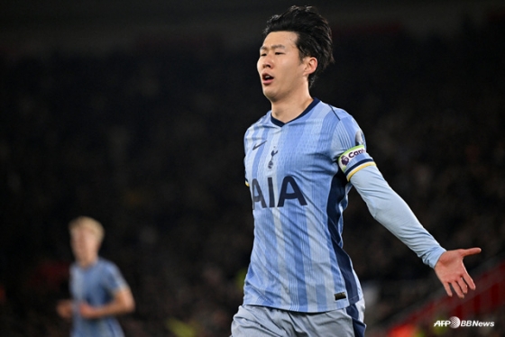 손흥민이 12월 6일(한국시간) 영국 사우스햄튼의 세인트 메리즈 스타디움에서 열린 2024~2025시즌 잉글랜드 프리미어리그(EPL) 16라운드에서 사우스햄튼을 상대로 득점을 터트린 뒤 세리머니하고 있다. /AFPBBNews=뉴스1