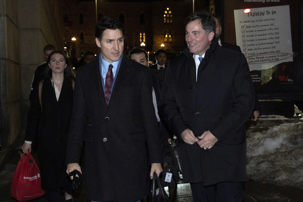 [오타와(캐나다)=AP/뉴시스]쥐스탱 트뤼도 캐나다 총리(왼쪽)가 16일(현지시각) 사임한 크리스티아 프리랜드 재무장관의 후임으로 임명한 도미니크 르블랑과 함께 오타와에서 열리는 자유당 전국 코커스 회의장으로 향하고 있다. 프리랜드의 사임으로 위기를 맞은 트뤼도 총리가 사임을 고려하고 있다고 캐나다 방송 CTV 뉴스가 전했다. 2024.12.17 