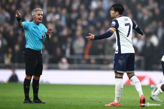 손흥민(오른쪽)이 심판 판정에 항의하고 있다. /AFPBBNews=뉴스1