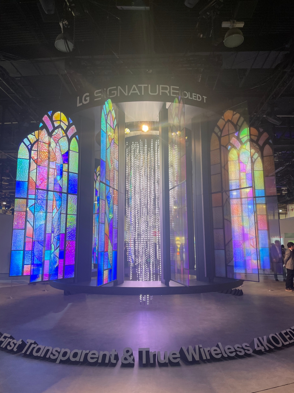 77형 시그니처 OLED T 28개를 2개씩 이어붙여 만든 미디어아트/사진제공=LG전자