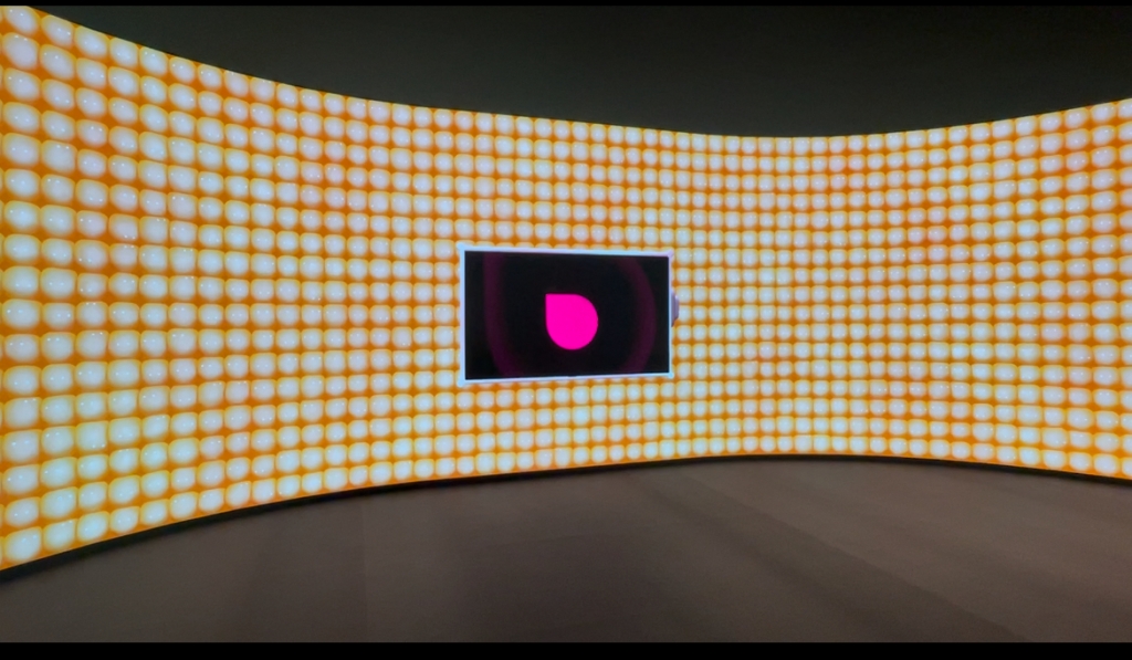 전면의 97형 올레드 TV와 벽을 따라 LED 사이니지 250여 장을 이어 붙여 구현한 대형 비디오 월로 동굴 형태의 공간/사진=한지연기자