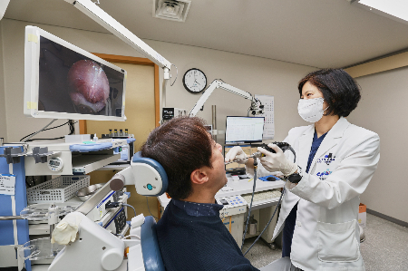  민현진 중앙대병원 이비인후과 교수가 환자 진료를 진행하고 있다./사진=중앙대병원