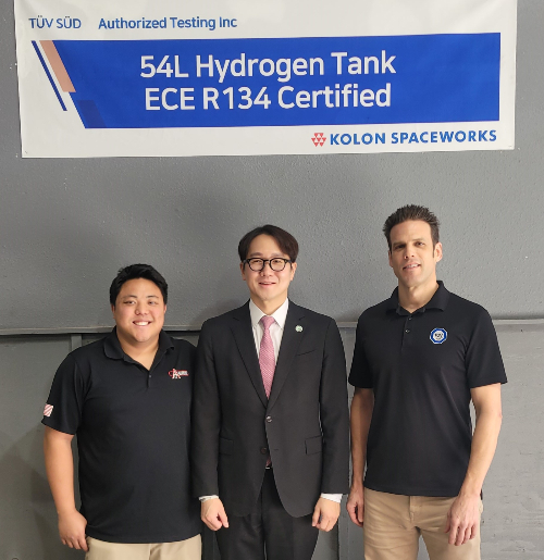 코오롱스페이스웍스가 자체 개발한 수소 연료탱크가 UN 유럽경제위원회의 R134 인증을 획득했다. 안상현 코오롱스페이스웍스 대표(가운데)가 6일(현지시각) 미국 ATI 본사에서 열린 인증식에서 주요 관계자들과 기념촬영을 하고 있다. /사진제공=코오롱스페이스웍스
