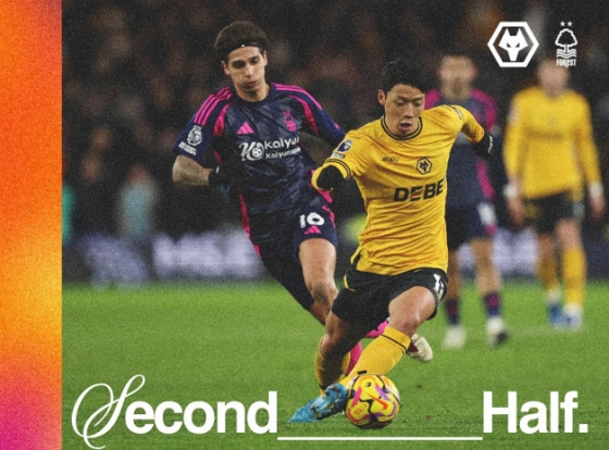 황희찬(오른쪽)이 7일(한국시각) 영국 울버햄튼의 몰리뉴 스타디움에서 열린 울버햄튼 대 노팅엄의 '2024~2025시즌 잉글리시 프리미어리그(EPL)' 20라운드에서 드리블 돌파하고 있다. /사진=울버햄튼 공식 SNS