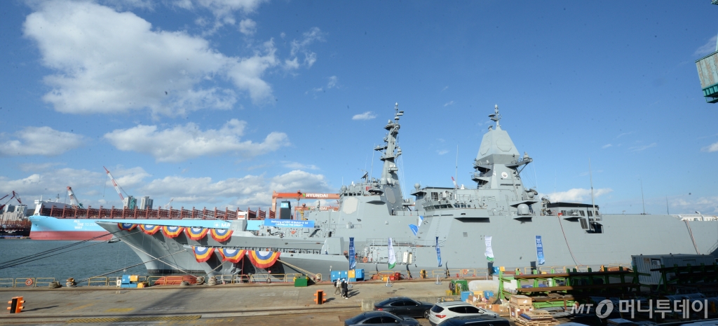 지난해 11월 27일 HD현대중공업 울산 본사 특수선사업부 야드에서 8천2백톤급 ‘정조대왕함’인도식이 열리고 있다. /사진=뉴시스