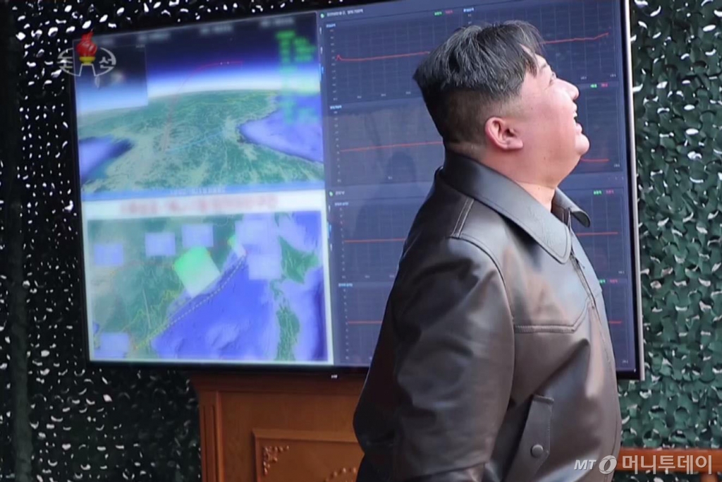 김정은 북한 노동당 총비서 겸 국무위원장이 지난해 4월2일 새로 개발한 극초음속 활공비행 전투부를 장착한 새형의 중장거리 고체탄도미사일 '화성포-16' 형의 시험발사를 현지지도했다고 조선중앙TV가 보도한 모습. / 사진=뉴시스