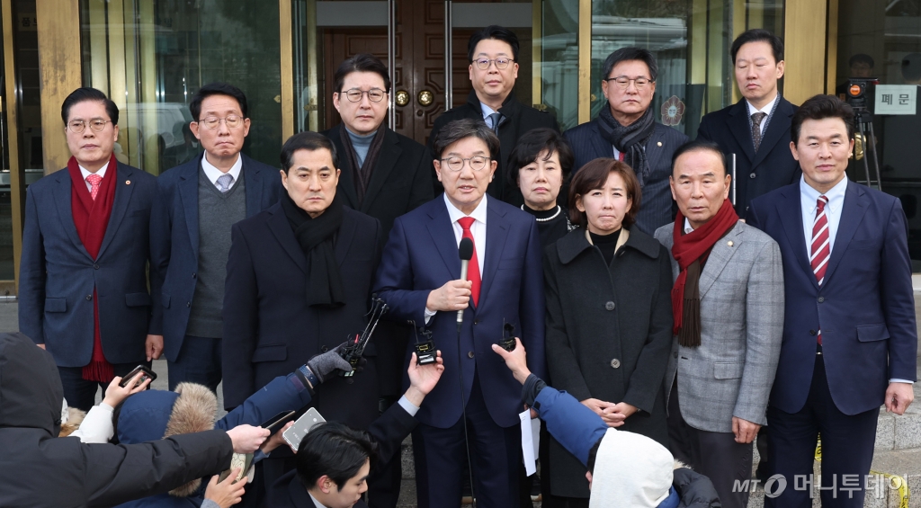 (서울=뉴스1) 박지혜 기자 = 권성동 국민의힘 원내대표가 4선 이상 중진 의원, 국회 법제사법위원회 소속 의원들과 6일 서울 종로구 헌법재판소를 찾아 항의 방문을 마친 뒤 발언하고 있다. 2025.1.6/뉴스1  Copyright © 뉴스1. All rights reserved. 무단 전재 및 재배포,  AI학습 이용 금지. /사진=(서울=뉴스1) 박지혜 기자