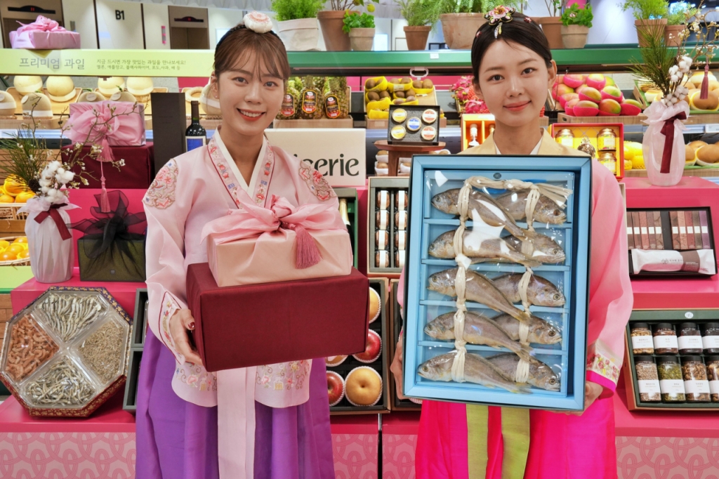 롯데백화점 잠실점 지하1층 식품관에서 모델이 2025년 설 선물 세트를 홍보하고 있다. /사진제공=롯데백화점