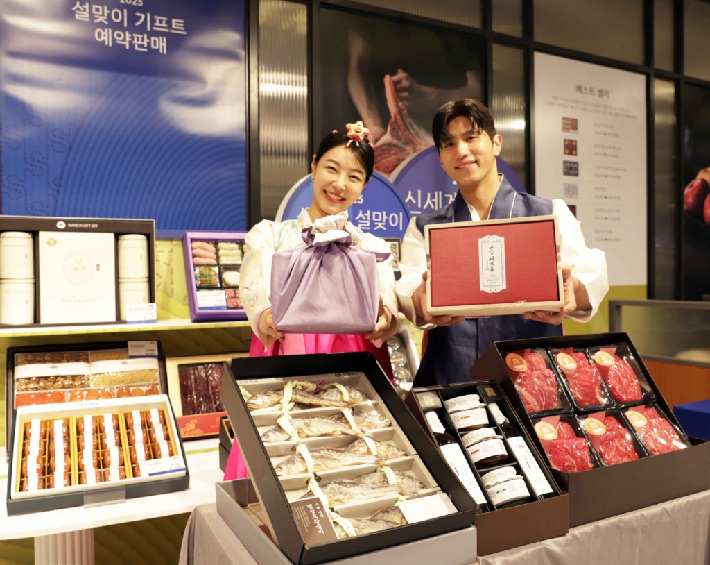 모델이 신세계백화점 2025년 설 선물세트 본 판매 주요 상품을 선보이고 있다. /사진제공=신세계백화점