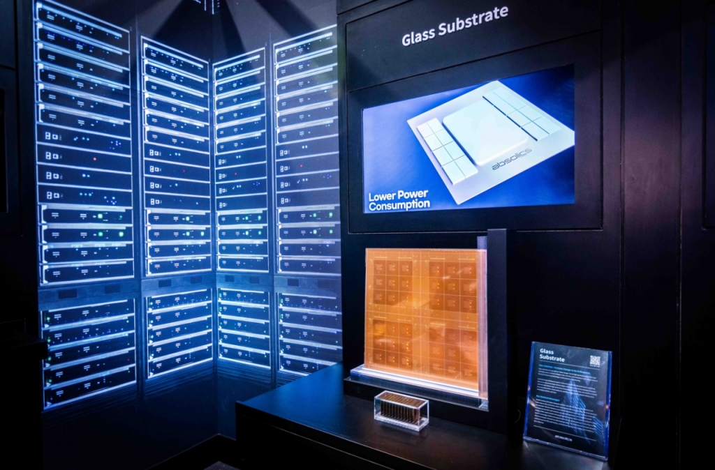 SKC 글라스 기판이 미국 라스베이거스에서 열린 CES 2025 SK 전시관 AI DC 구역에 전시되어 있다.