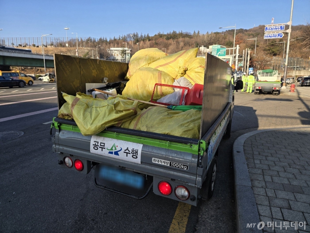 7일 오전 9시 한남동 집회 현장에서 나온 쓰레기가 차량에 가득 실려있다. /사진=이찬종 기자